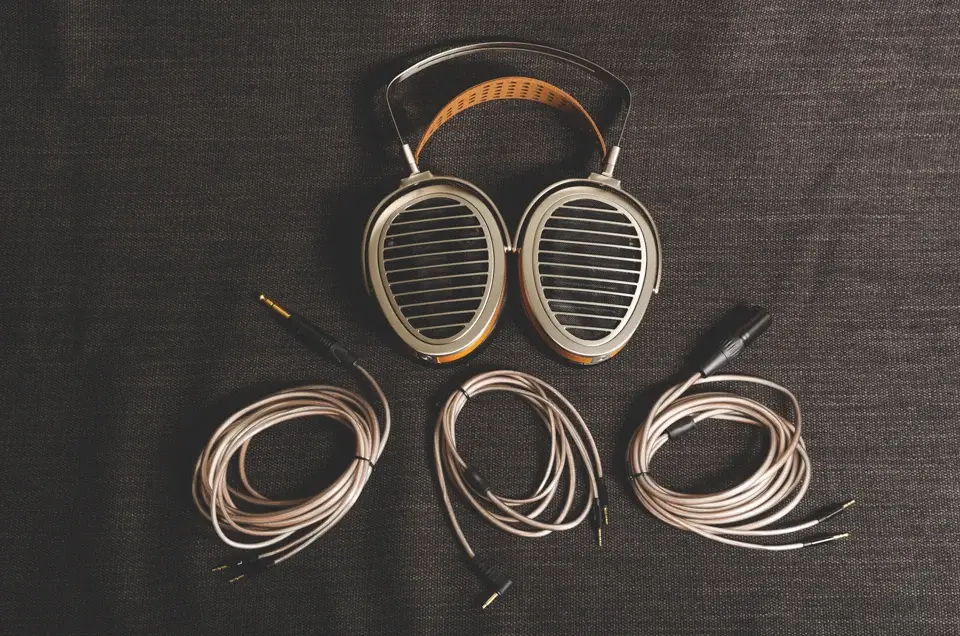 Đang tải monospace_HifimanHE1000V2 (4).jpg…