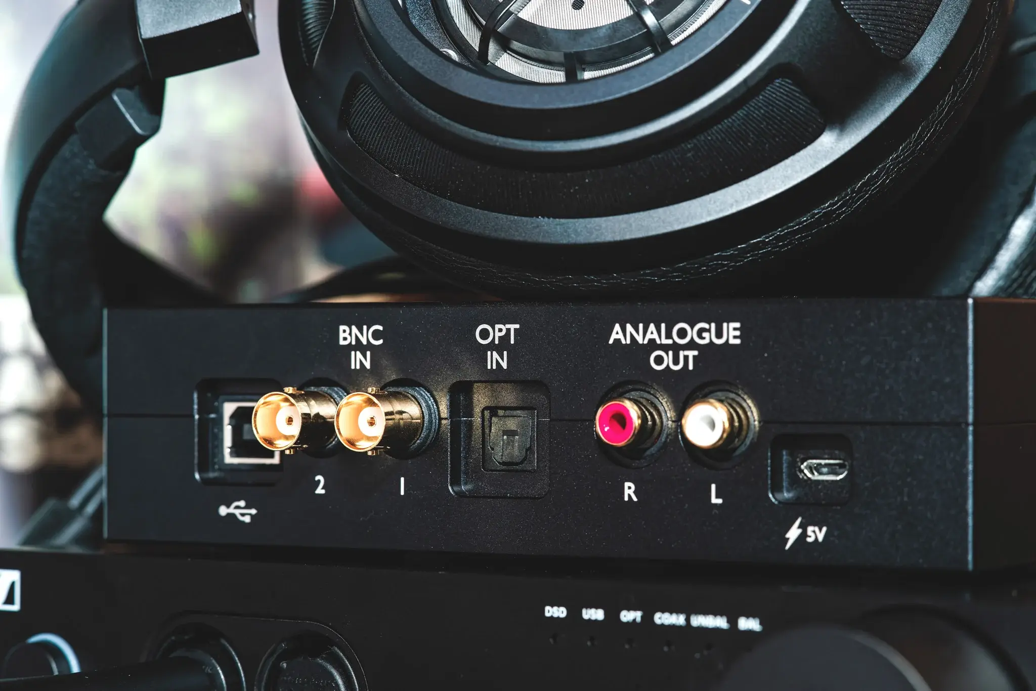 Đang tải tinhte_chord_qutest_dac (4).jpg…