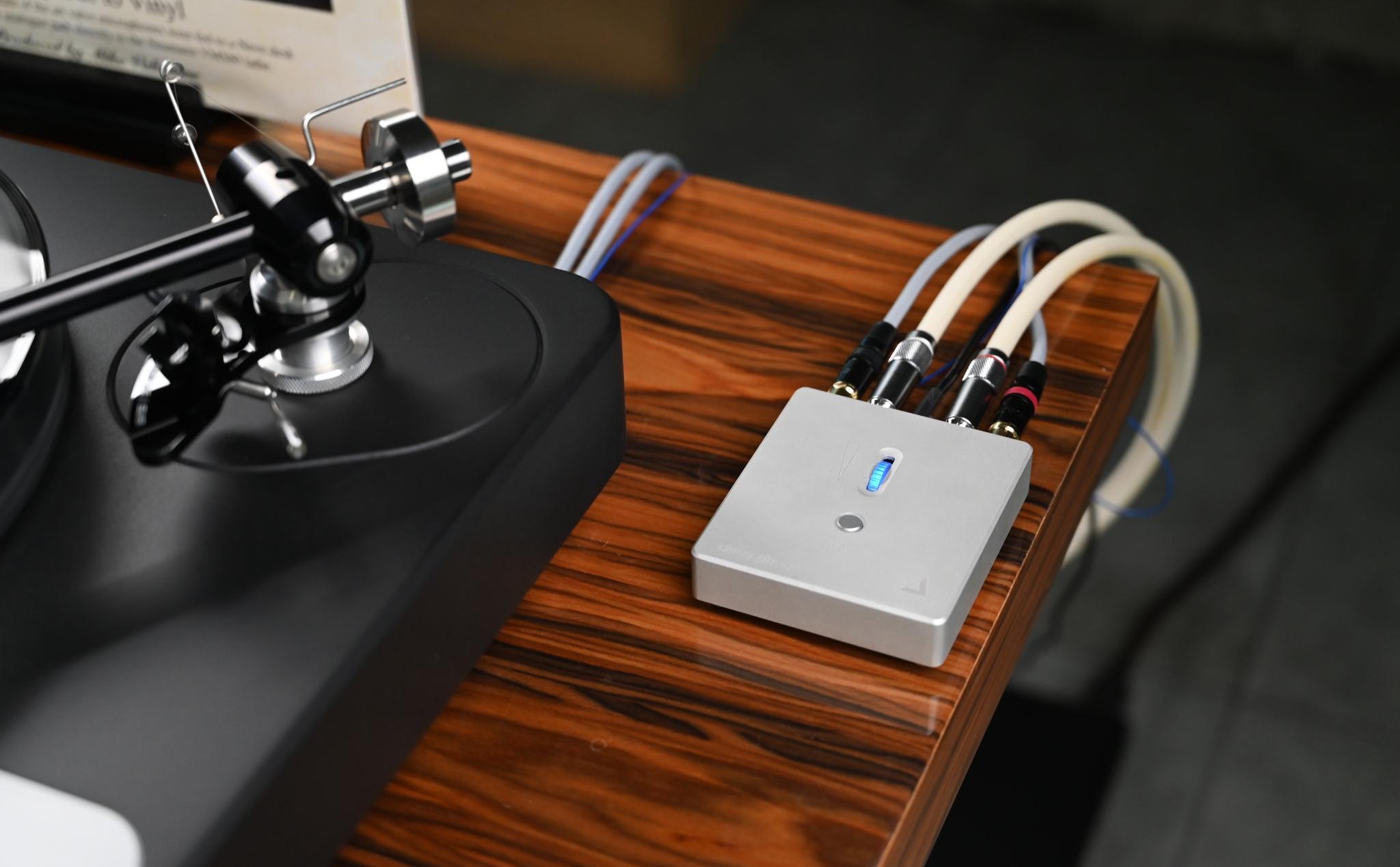 tinhte_dr_feickert_volare_turntable_mam_dia_thanDSC_0107.JPG