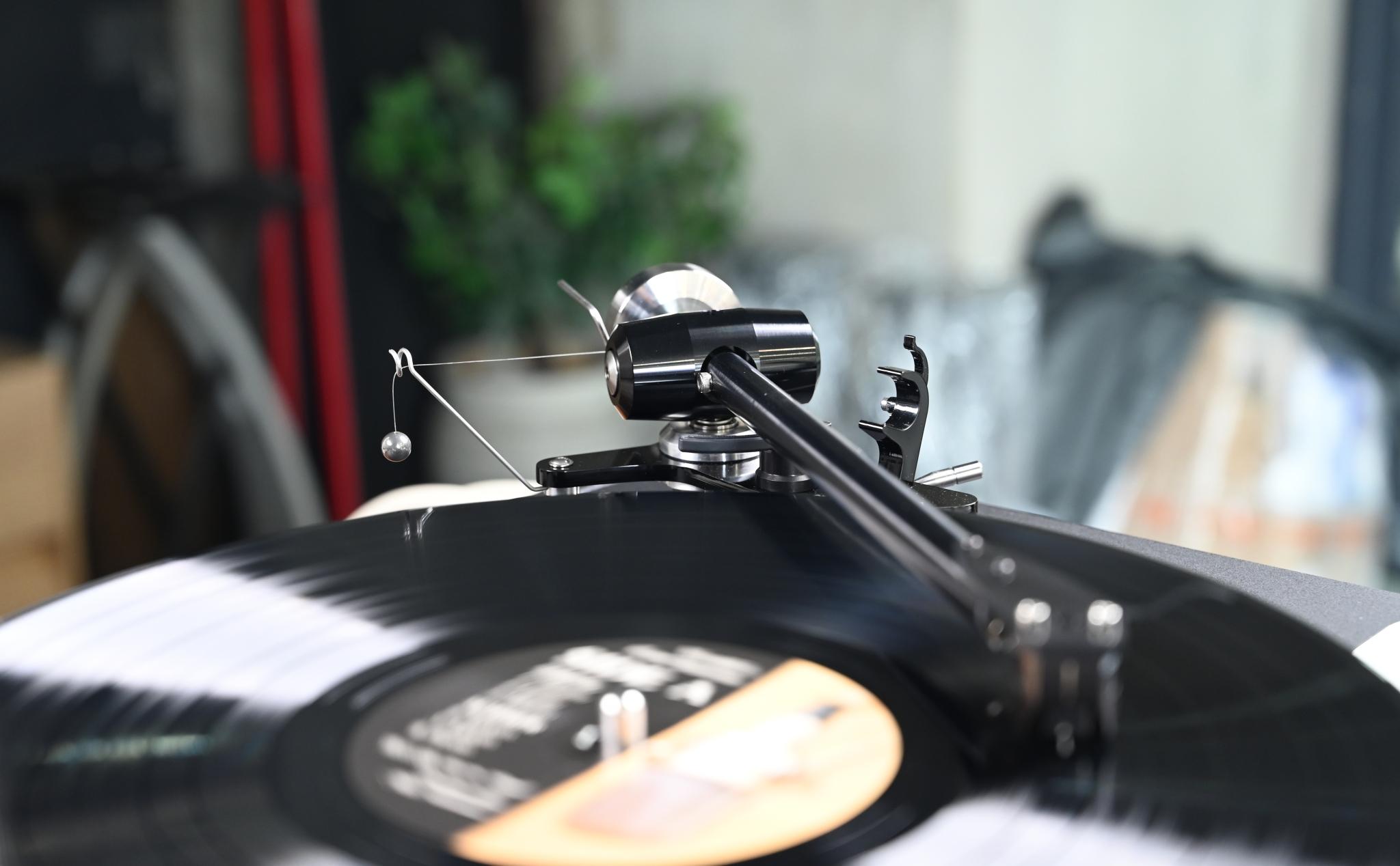tinhte_dr_feickert_volare_turntable_mam_dia_thanDSC_0128.JPG