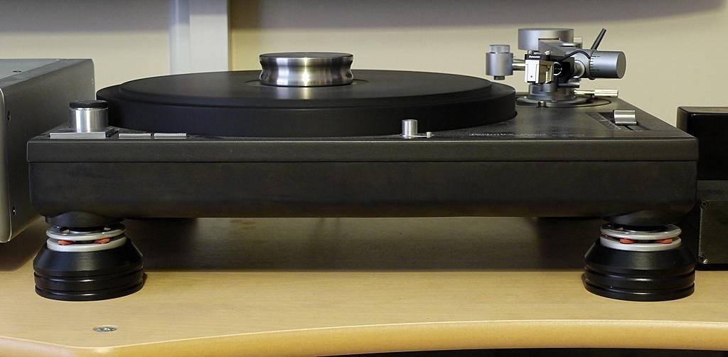tinhte_turntable_feet.jpg