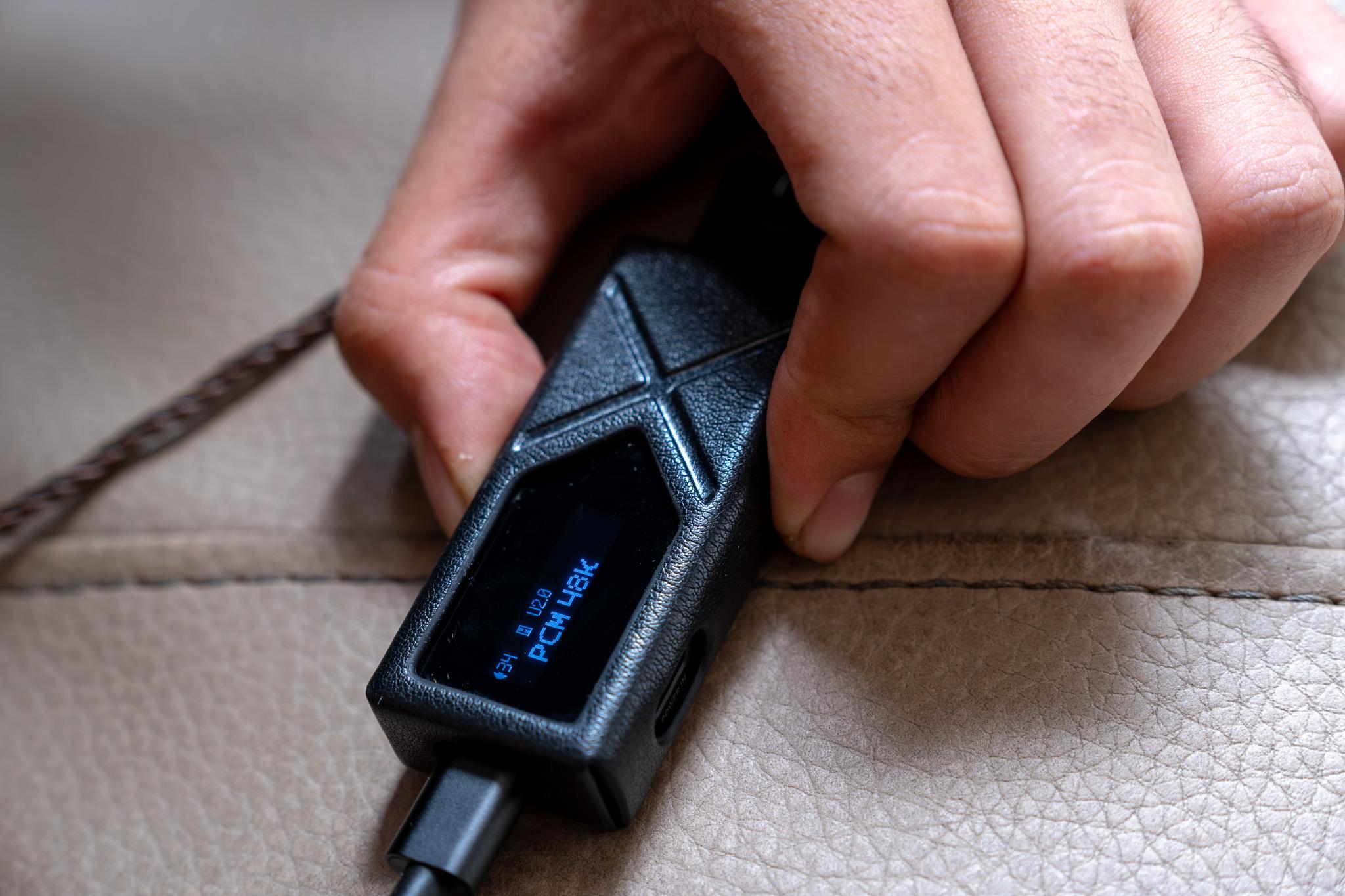 tinhte-fiio-ka17-portable-dac-amplifier-headphones3.jpg