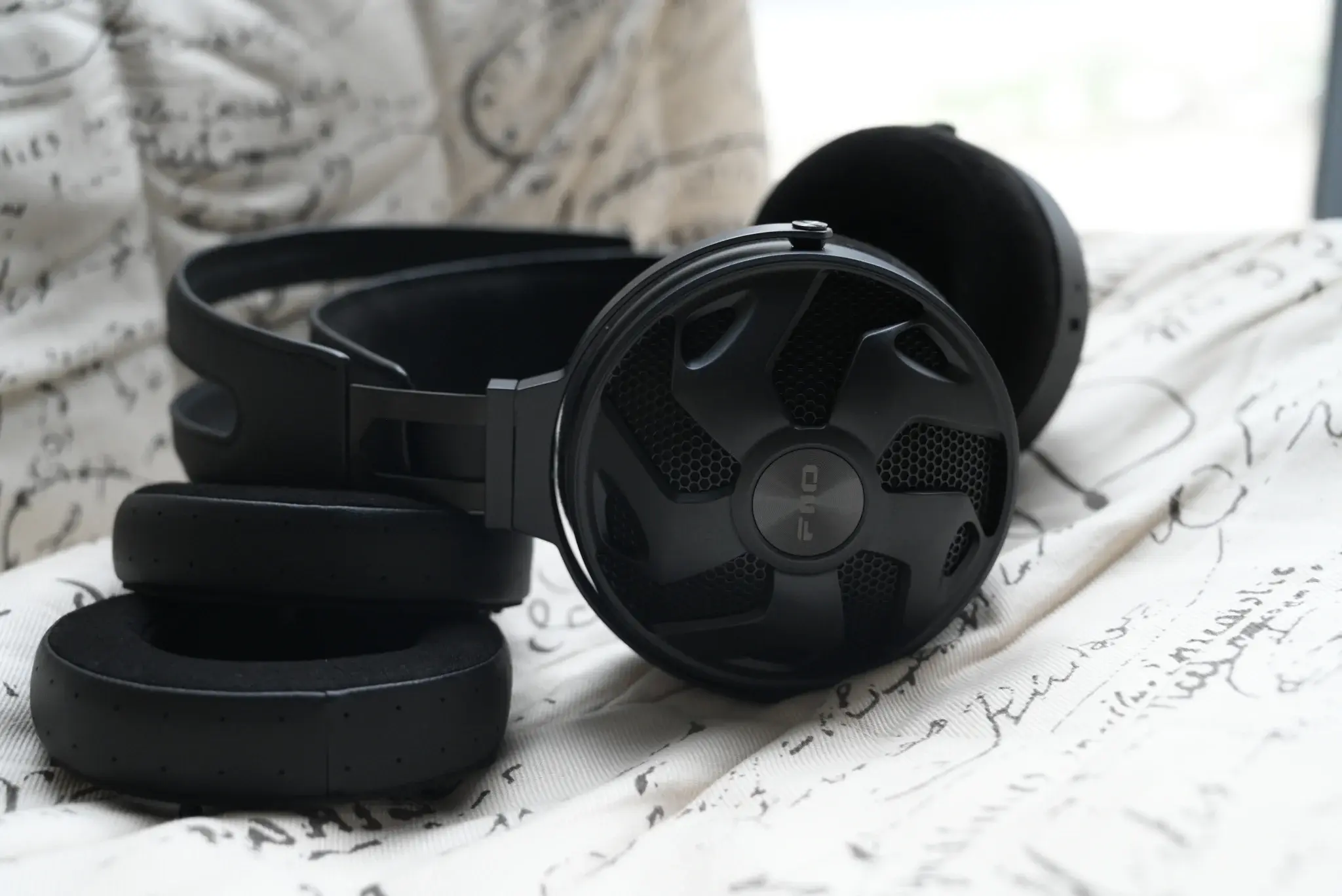 tinhte_fiio_ft3_headphones (3).JPG