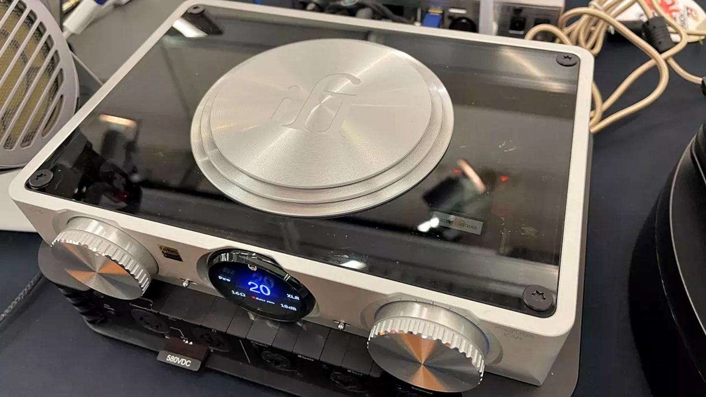 iFi iCan Phantom: headphone amplifier độc đáo, giá $3.700 - 3K Shop