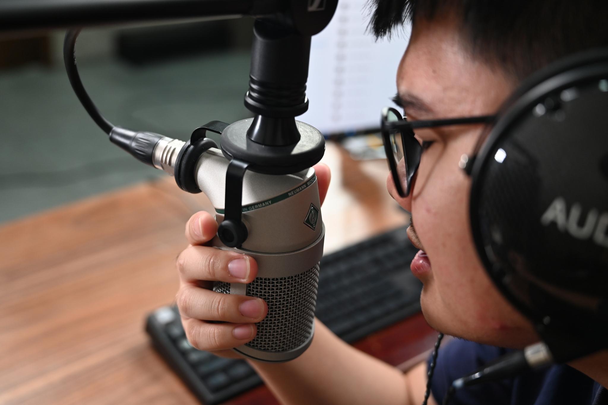 tinhte_neumann_bcm_705_microphone_podcast30.jpg